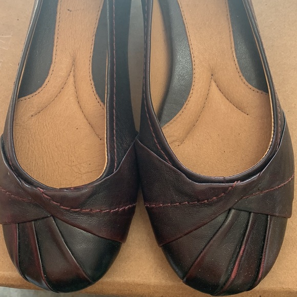 EXCELLENT CONDITION Womens cushioned slight wedge flats! - Picture 5 of 5